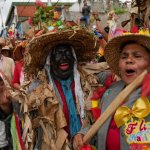 En medio de las tensiones por la presencia cercana de navíos de guerra de Estados Unidos, en Caucagua, en el Caribe venezolano, los pobladores festejaron este domingo el Día de los Inocentes, con bailes tradicionales de la comunidad afrodescendiente. Foto Ap