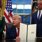 El presidente Donald Trump sostiene una orden ejecutiva firmada sobre la recuperación de las adicciones en la Oficina Oval de la Casa Blanca, el jueves 29 de enero de 2026, en Washington, mientras Kathryn Burgum y el secretario de Salud y Servicios Humanos, Robert F. Kennedy Jr., observan. Foto: Ap
