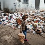 La basura empieza a acumularse en las calles de La Habana debido a que la escasez de combustible ha impedido el paso regular de los camiones de limpia. Desde el cierre del suministro de hidrocarburo de Venezuela y la amenaza de aranceles por parte de Estados Unidos a todo país que le provea, la crisis en la nación caribeña se ha agravado sustancialmente. Foto Afp
