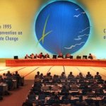 Fuentes: IPS [Imagen: La COP1, celebrada en Berlín en 1995, marcó el comienzo de las cumbres climáticas anuales, que desde entonces buscan responder a un cambio climático cada vez más crítico, sin que las decisiones y avances se correspondan con una realidad cada vez más catastrófica para el planeta y la humanidad. Cmnucc]