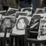 Manifestación frente al tribunal que juzgó al dictador Reynaldo Bignone, Buenos Aires, Argentina, 20 de abril de 2010. Sergio Goya / Legion-Media