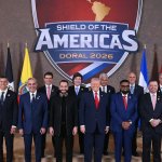 Trump hosts aligned Latin American leaders at international summit in Florida Donald Trump encabeza la foto grupal. (SAUL LOEB/AFP)