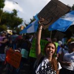 Una manifestante participa en las protestas de 2023 contra las acciones del Ministerio Público relacionadas con las elecciones generales. Foto: EFE / Esteban Biba.