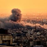 Una columna de humo se eleva tras un ataque militar estadounidense-israelí en Teherán Vahid Salemi / AP