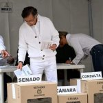 El presidente de Colombia, Gustavo Petro, emite su voto en un colegio electoral durante las elecciones legislativas en Bogotá. Foto Afp