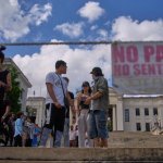 Estudiantes se reúnen frente a la Universidad de La Habana durante una protesta por la crisis energética que ha interrumpido las clases en La Habana, Cuba, el lunes 9 de marzo de 2026. Foto: Ap
