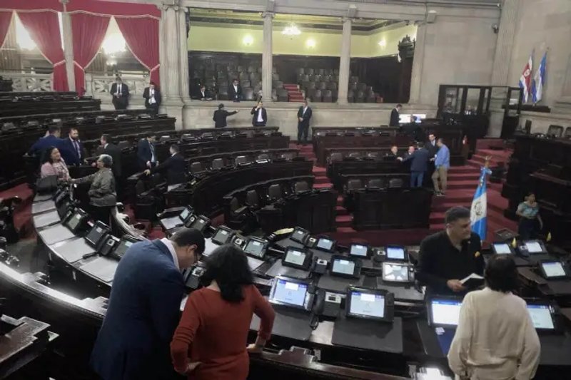 Menos de la mitad de los 160 diputados acudieron a las plenarias extraordinarias de mayo en el Congreso. Foto: La Hora / José Orozco