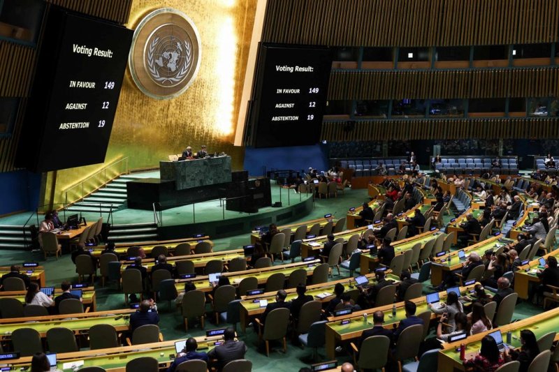 Recuento final de votos que se muestra en una pantalla después de que la Asamblea General de la ONU votara y adoptara un proyecto de resolución que pedía un alto el fuego en Gaza y la liberación de todos los rehenes israelíes. Foto AFP