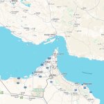 El estrecho de Ormuz conecta el golfo Pérsico con el de Omán, del cual los buques proceden al mar Arábigo y al océano Índico. La costa del norte del estrecho de Ormuz pertenece a Irán y la del sur, a Omán y a los Emiratos Árabes Unidos. Imagen 'tomada' de Google Maps