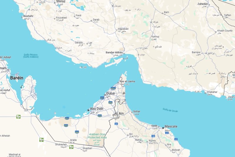 El estrecho de Ormuz conecta el golfo Pérsico con el de Omán, del cual los buques proceden al mar Arábigo y al océano Índico. La costa del norte del estrecho de Ormuz pertenece a Irán y la del sur, a Omán y a los Emiratos Árabes Unidos. Imagen 'tomada' de Google Maps