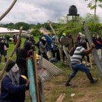 Manifestantes se enfrentan con la policía durante las protestas contra el gobierno del presidente José Raúl Mulino en la comunidad indígena emberá de Arimae, Panamá, el jueves 5 de junio de 2025. Foto Ap