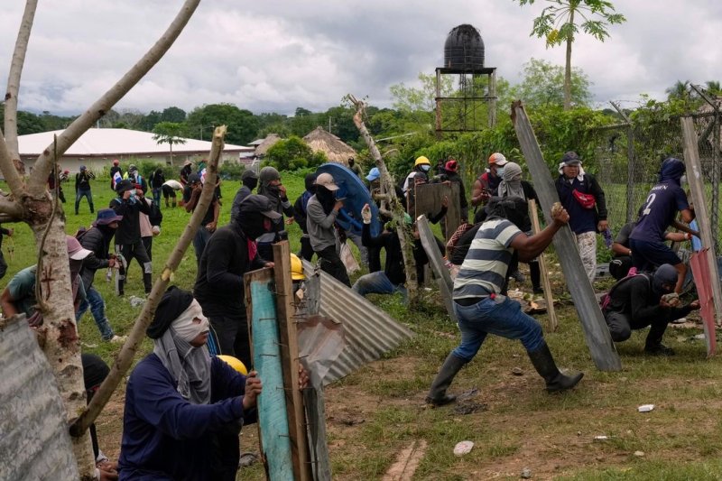 Manifestantes se enfrentan con la policía durante las protestas contra el gobierno del presidente José Raúl Mulino en la comunidad indígena emberá de Arimae, Panamá, el jueves 5 de junio de 2025. Foto Ap