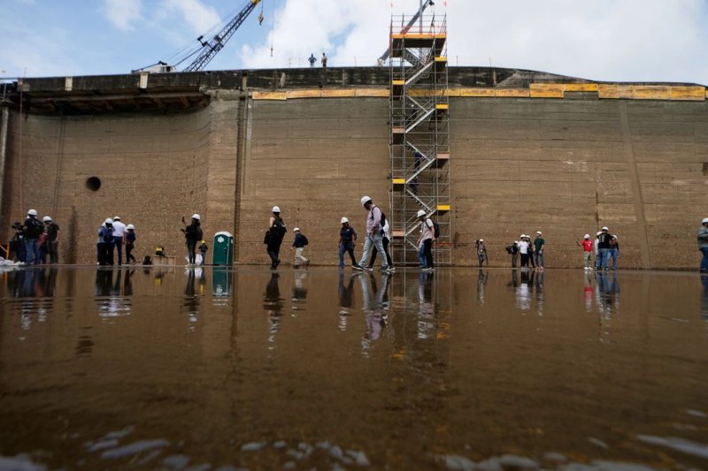 Los manifestantes que tenían bloqueadas las vías rechazan una reforma a las pensiones que promueve el gobierno. En la imagen, trabajadores del Canal de Panamá. Foto Afp