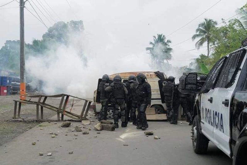 El operativo para desalojar a grupos de manifestantes que bloquean carreteras de Panamá en demanda de una pensión digna, resultó con un saldo de 34 detenidos. Foto Afp