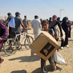 Palestinos desplazados caminan por una carretera para recibir paquetes de ayuda humanitaria de una fundación respaldada por Estados Unidos en Rafah, en el sur de la franja de Gaza, el 5 de junio de 2025. Foto Afp