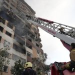 Bomberos en la explosión de un edificio en Teherán, Irán, 13 de junio del 2025. Vahid Salemi / AP