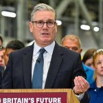 El primer ministro británico, Keir Starmer, pronuncia su discurso durante una visita a las instalaciones de BAE Systems en Govan, Glasgow, Escocia, el 2 de junio de 2025. Andy Buchanan / Pool / AP