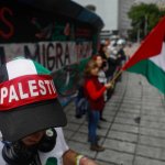 Con el llamado a México a romper relaciones diplomáticas con Israel, decenas de personas de distintas organizaciones civiles se congregaron ayer en el Ángel de la Independencia de la Ciudad de México para condenar el reciente bombardeo de Estados Unidos a Irán y la permanente agresión de Israel a Palestina. En la protesta, que resistió la fuerte lluvia, exigieron el alto el fuego. Más que una guerra, es un genocidio y exterminio contra palestinos e iraníes, señalaron. Foto Jorge Pablo García
