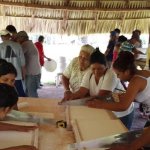 Programa de Pequeñas Donaciones/Honduras Mujeres hondureñas de la comunidad rural del Venado reciben una capacitación por parte de técnicos chilenos para construir e instalar "ollas mágicas".
