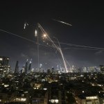 El sistema israelí de defensa antiaérea Cúpula de Hierro dispara para interceptar misiles sobre Tel Aviv, el 13 de junio de 2025. Leo Correa / Gettyimages.ru