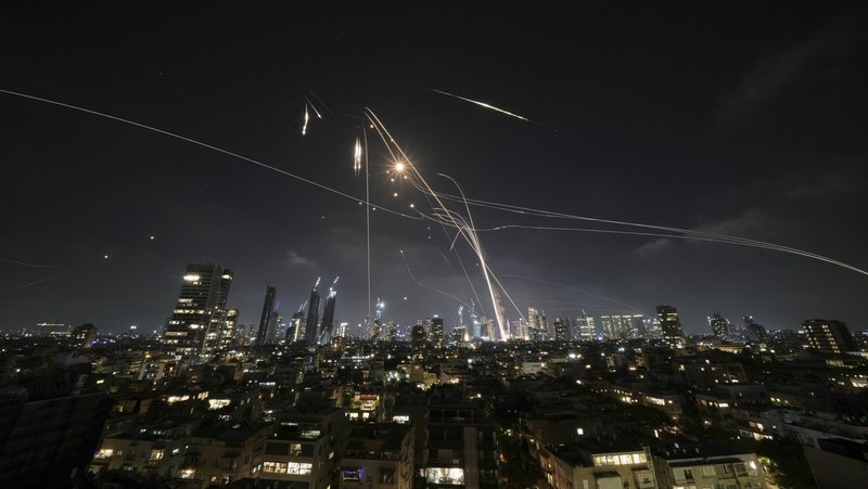 El sistema israelí de defensa antiaérea Cúpula de Hierro dispara para interceptar misiles sobre Tel Aviv, el 13 de junio de 2025. Leo Correa / Gettyimages.ru