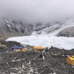 El glaciar Khumbu, en la región del Everest, en Nepal. Una nueva investigación indica que los glaciares son aún más sensibles al calentamiento global de lo estimado previamente. Imagen: Tanka Dhakal / IPS