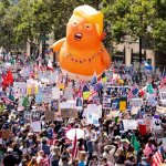 Manifestantes marchan en la protesta "Sin Reyes" con un globo del presidente Donald Trump en Los Ángeles, el 14 de junio de 2025. Foto Ap