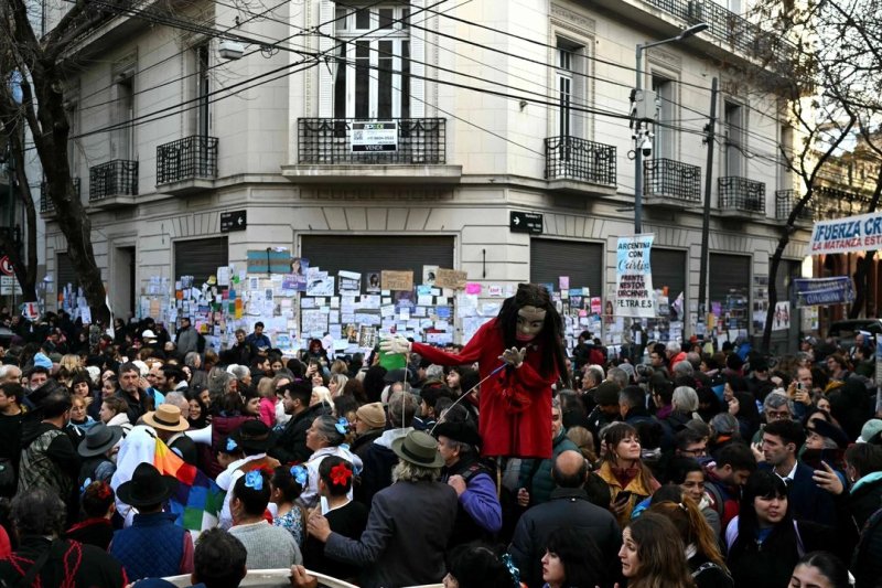 Simpatizantes de la ex presidenta Cristina Fernández realizan un mitin de apoyo afuera de su residencia, donde cumple arresto domiciliario por una sentencia de corrupción. Foto Afp