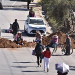 Simpatizantes del expresidente boliviano, Evo Morales, colocan piedras y tierra para bloquear un camino en demanda del registro de Morales como candidato presidencial, en la ciudad de Cochabamba, el 2 de junio de 2025. Foto Xinhua