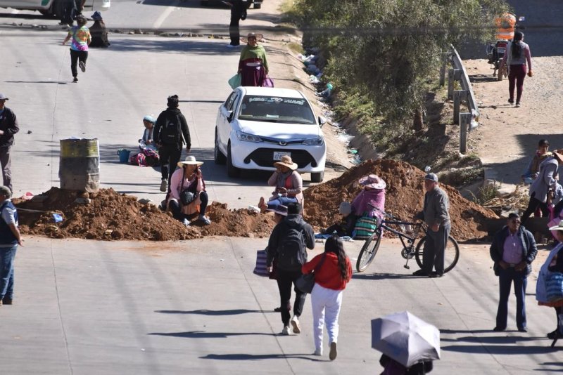 Simpatizantes del expresidente boliviano, Evo Morales, colocan piedras y tierra para bloquear un camino en demanda del registro de Morales como candidato presidencial, en la ciudad de Cochabamba, el 2 de junio de 2025. Foto Xinhua