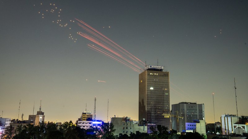 Rastros de proyectiles en el cielo, Teherán, Irán, el 13 de junio de 2025 Majid Saeedi / Gettyimages.ru