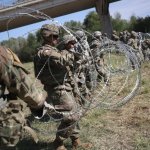 La instalación de más equipo en la frontera es uno de los disuasivos que la administración Trump pretende reforzar contra los cruces irregulares. En Imagen de archivo, maniobras en Hidalgo, Texas. Foto Afp
