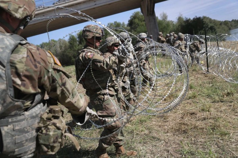 La instalación de más equipo en la frontera es uno de los disuasivos que la administración Trump pretende reforzar contra los cruces irregulares. En Imagen de archivo, maniobras en Hidalgo, Texas. Foto Afp
