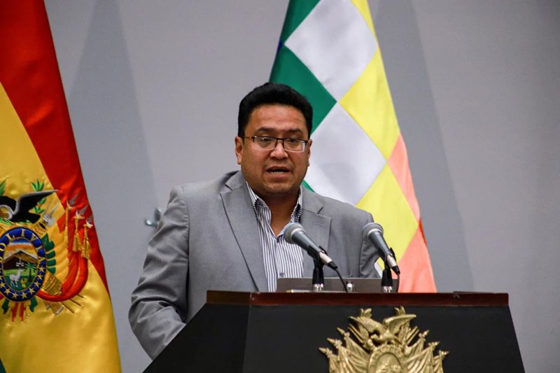 El ministro de Justicia y Transparencia Institucional, César Siles, presentó su renuncia al cargo mediante una carta enviada al presidente de Bolivia, Luis Arce, en medio de una escalada de tensiones económicas, políticas y sociales en el país sudamericano.