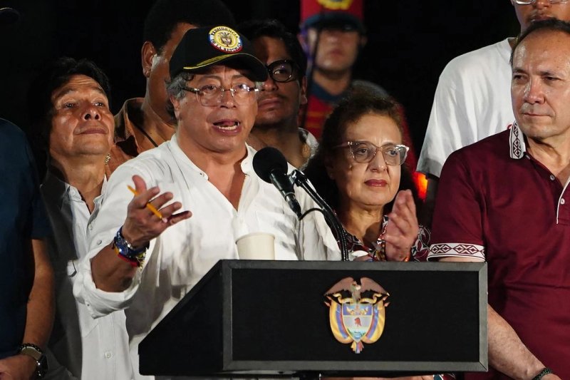 Petro propuso entonces una consulta popular con 12 preguntas para someter sus reformas al voto ciudadano. Pero la ejecución del referendo se estancó también en el Senado. Foto Afp