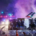 Policías de Los Ángeles usan gases lacrimógenos durante una protesta en Compton, California, EE.UU., el 7 de junio de 2025 Gina Ferazzi / Los Angeles Times / Gettyimages.ru
