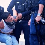 Detención de una participante de las protestas proinmigrantes en Los Ángeles, EE.UU., el 8 de junio de 2025. Eric Thayer / AP