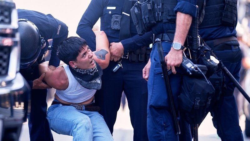 Detención de una participante de las protestas proinmigrantes en Los Ángeles, EE.UU., el 8 de junio de 2025. Eric Thayer / AP