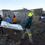ARCHIVO – Rescatistas transportan a una persona en una bolsa de cadavers después de que las inundaciones arrasaran el área en Mthatha, Sudáfrica, el jueves 12 de junio de 2025. (AP Foto/Themba Hadebe, Archivo)