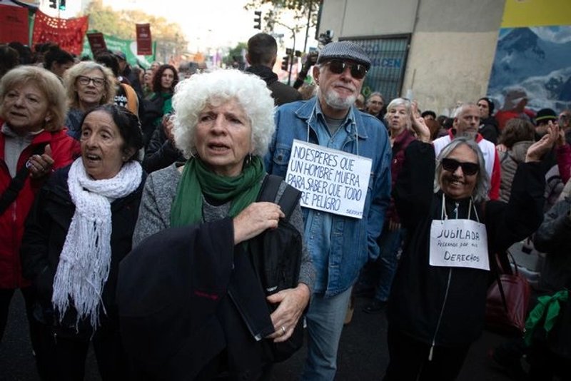 Grupos de jubilados, acompañados por agrupaciones de izquierda, marchan cada miércoles al Parlamento en reclamo por los bajos niveles de sus pensiones. Foto Xinhua