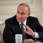 Putin respondió así a la pregunta del moderador de la sesión plenaria acerca de los rumores en la prensa rusa que dan a entender que Ucrania potencialmente podría echar una bomba de esas características en Rusia, pero admitió que “gracias a Dios no hay ninguna evidencia, ni información de inteligencia, que pudiera confirmar que existe tal intención (de las autoridades ucranias)”. Añadió: “Partimos del hecho de que esas ideas podrían surgir en alguien con imaginación enferma”. Foto Xinhua