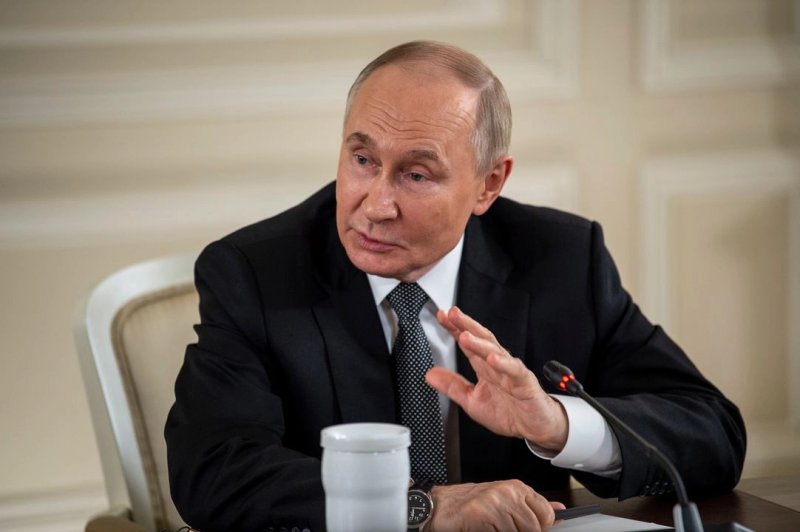 Putin respondió así a la pregunta del moderador de la sesión plenaria acerca de los rumores en la prensa rusa que dan a entender que Ucrania potencialmente podría echar una bomba de esas características en Rusia, pero admitió que “gracias a Dios no hay ninguna evidencia, ni información de inteligencia, que pudiera confirmar que existe tal intención (de las autoridades ucranias)”. Añadió: “Partimos del hecho de que esas ideas podrían surgir en alguien con imaginación enferma”. Foto Xinhua
