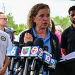 La congresista federal, Debbie Wasserman Schultz, habla en una rueda de prensa después de visitar el centro de detención de migrantes 'Alligator Alcatraz'. Foto La Hora / EFE - Giorgio Viera