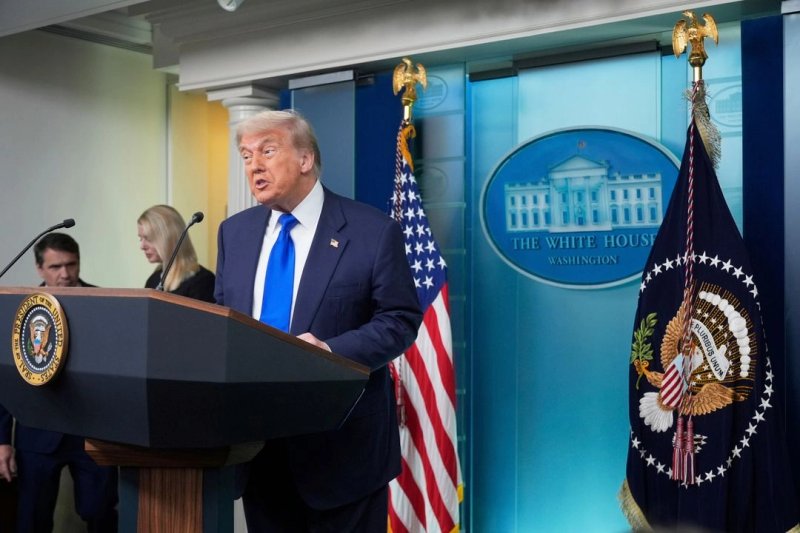 El presidente, Donald Trump, habla con los medios de comunicación en la sala de prensa de la Casa Blanca en Washington. Foto: Ap