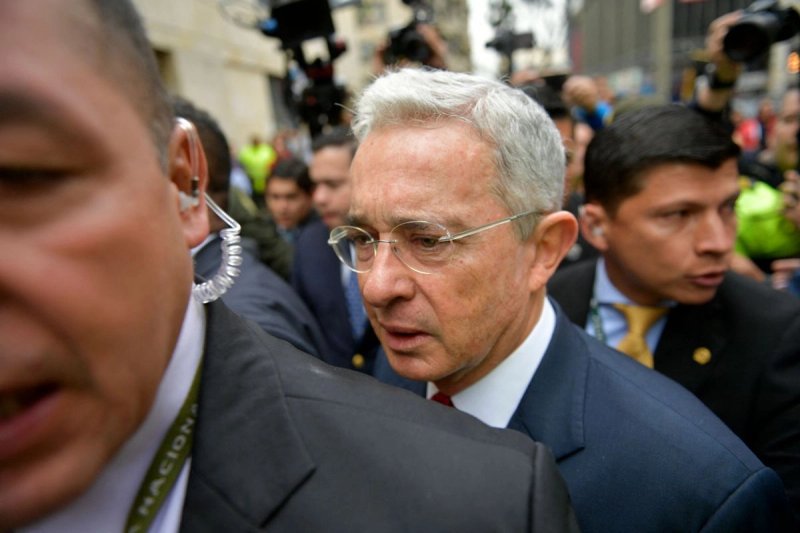 El ex mandatario de Colombia Álvaro Uribe fue declarado culpable de fraude y soborno a testigos. Foto: Afp