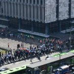 Personas evacuadas de edificios en zona 1 por sismos. Foto La Hora: Conred
