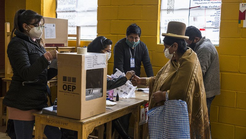 Bolivianos participan en una jornada electoral Stringer / Gettyimages.ru