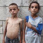 Fuentes: La Jornada - Imagen: Mohammed, siete años, y Zeina, 10. Su madre dice que "están silenciando el hambre con agua". Foto: Seham Tantesh/The Guardian