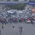 El STEG y el Sindicato de Salud bloquearon las calles. Foto La Hora: Fabricio Alonzo/Archivo