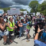 Personas se manifiestan durante una protesta junto al centro de detención para migrantes "Alligator Alcatraz" en Ochopee. Foto La Hora: EFE/ Alberto Boal